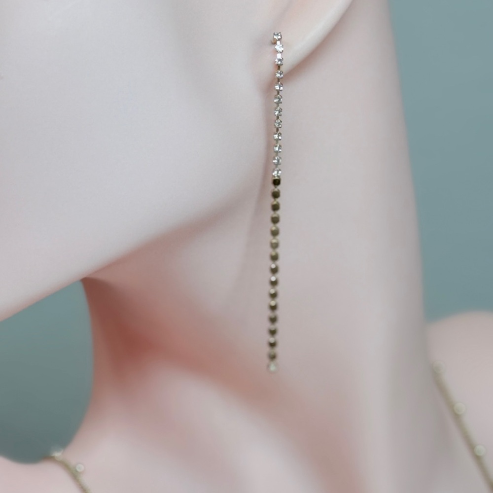 ⚜️ Elegant Gold Drop Earrings - Picture 3 of 8
